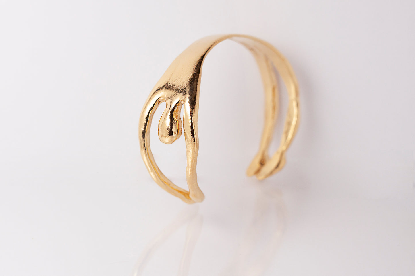 Pulsera Maitia de plata 925 con opción de baño de oro 18k, delicada y simbólica, representando un abrazo eterno y conexión afectiva.