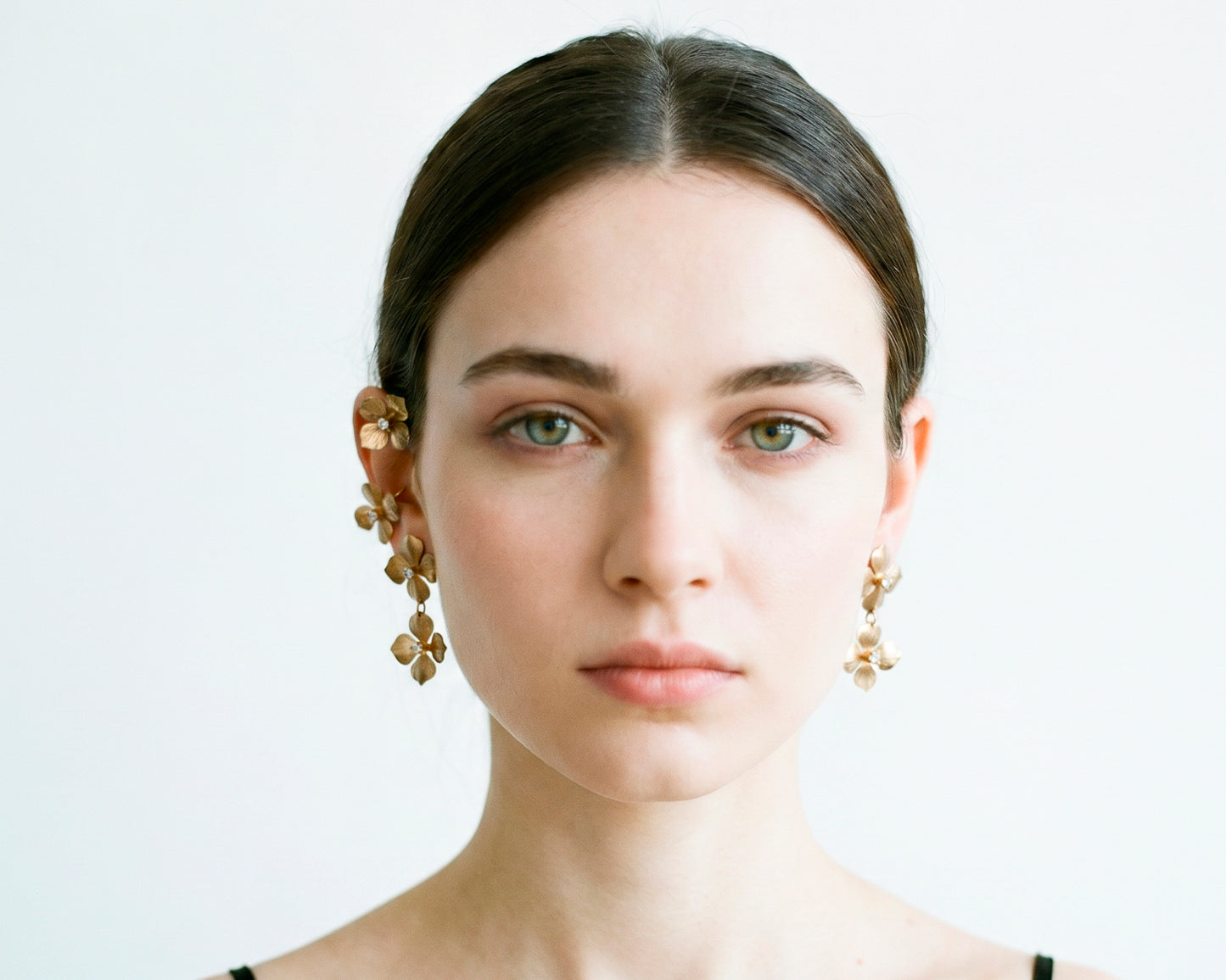 Pendientes y ear cuff Hydrangea dorados de estilo artesanal y elegante