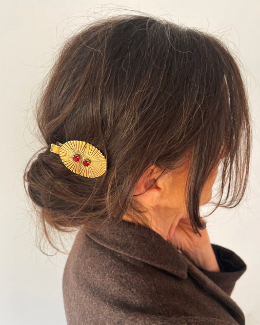 Peinado recogido con pinza joya Odette elegante