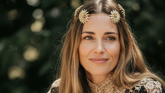 Invitada de boda con joya metálica en el cabello