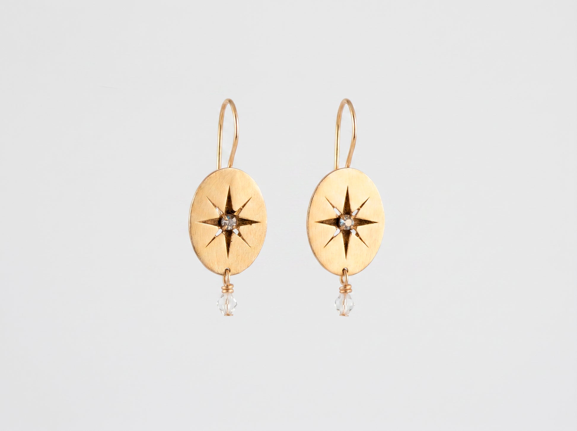 Pendientes artesanales dorados Erin con diseño elegante y romántico