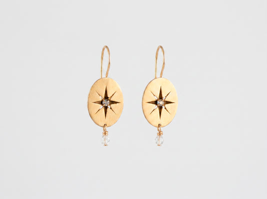 Pendientes artesanales dorados Erin con diseño elegante y romántico