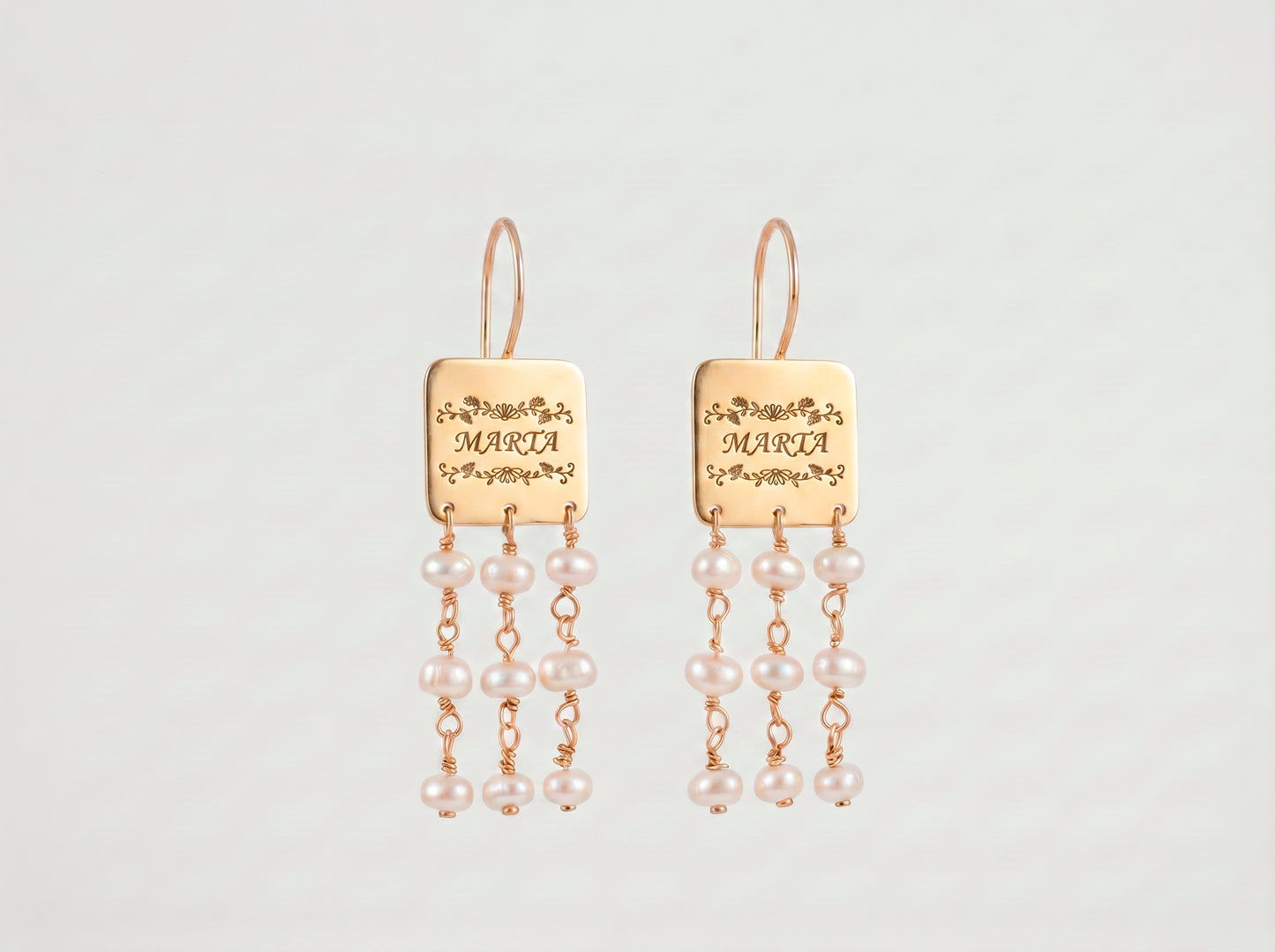 Detalle de pendientes Simone con zona personalizable para grabado único nombre