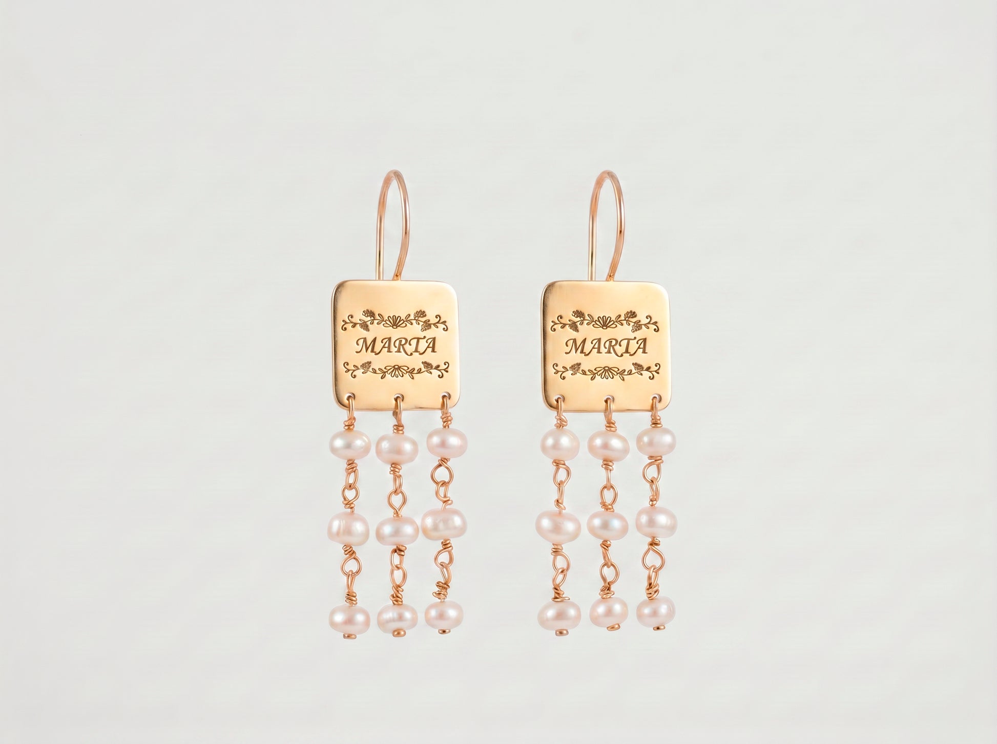 Detalle de pendientes Simone con zona personalizable para grabado único nombre