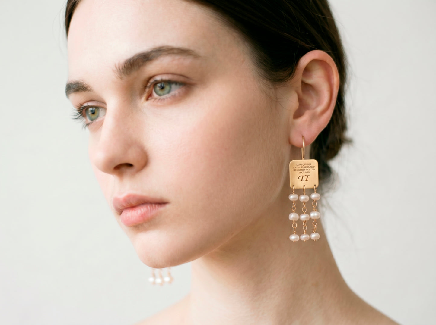 Modelo llevando pendientes Simone personalizables con perlas para un look elegante