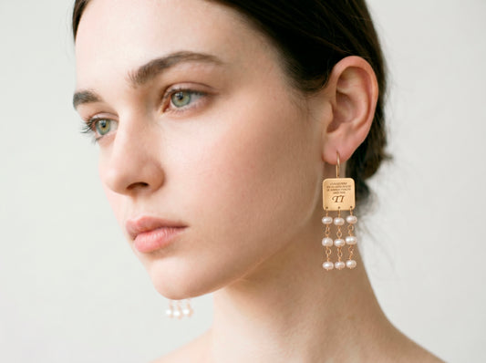 Modelo llevando pendientes Simone personalizables con perlas para un look elegante