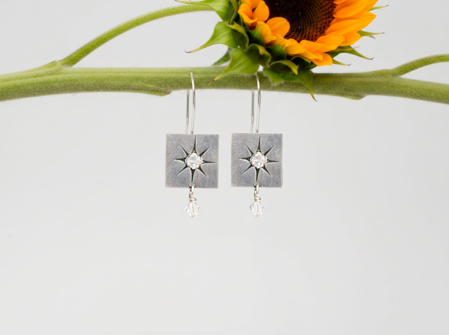 Pendientes Iskia de plata artesanal con estrella grabada y cristales