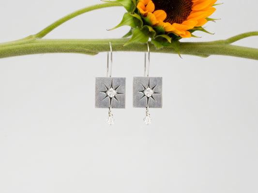 Pendientes Iskia de plata artesanal con estrella grabada y cristales