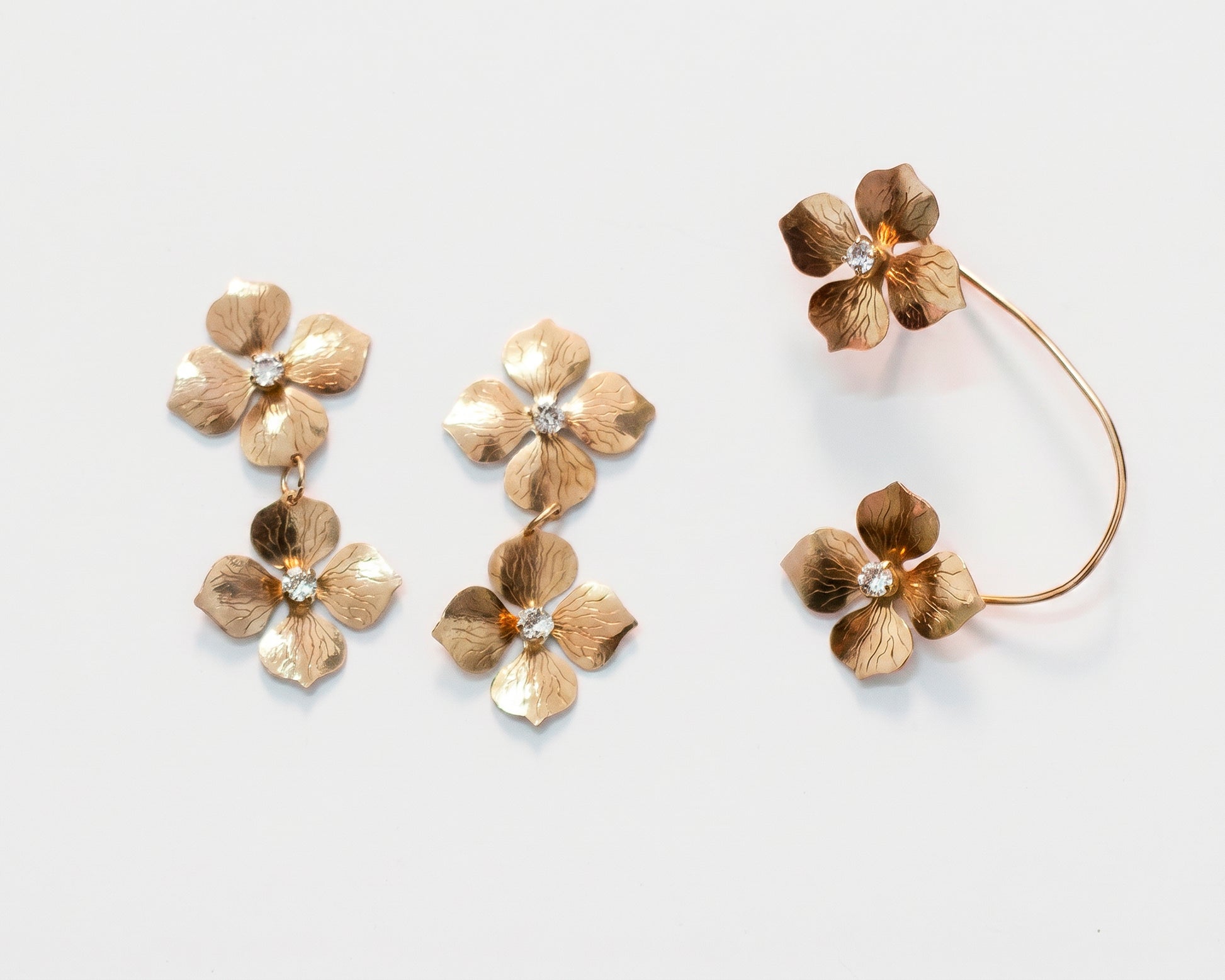 Pendientes y earcuff Hydrangea con baño de oro inspirados en hortensias