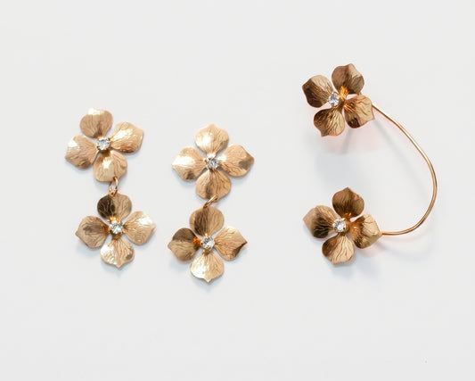 Pendientes y earcuff Hydrangea con baño de oro inspirados en hortensias