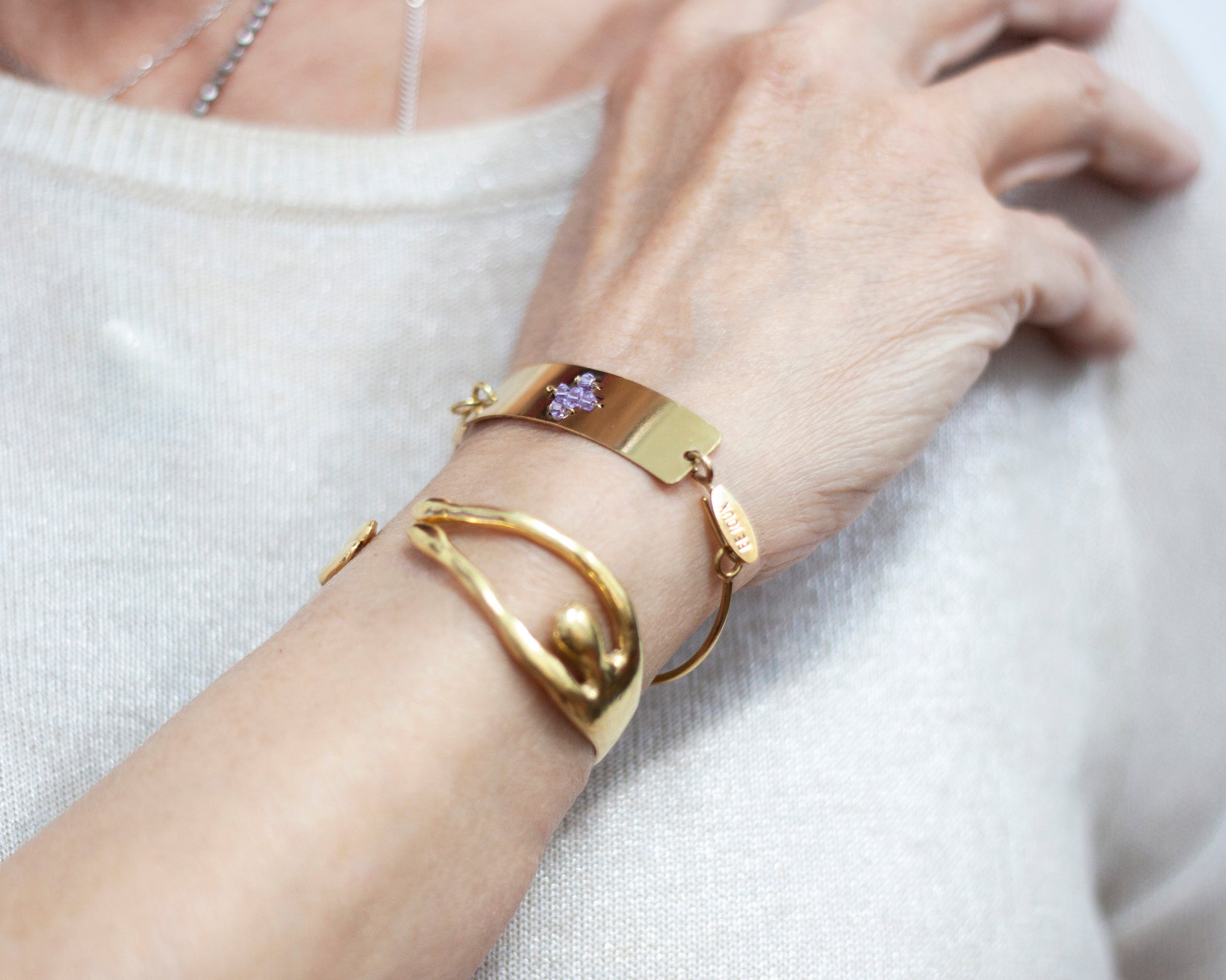 Pulsera artesanal minimalista Biji Cruz con cristales en baño de oro puesta