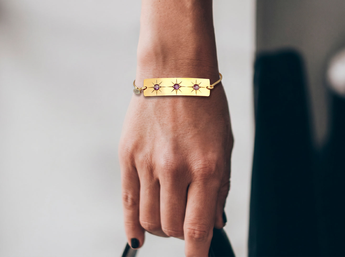 Pulsera artesanal Biji Estrellas con cristales en baño de oro puesta