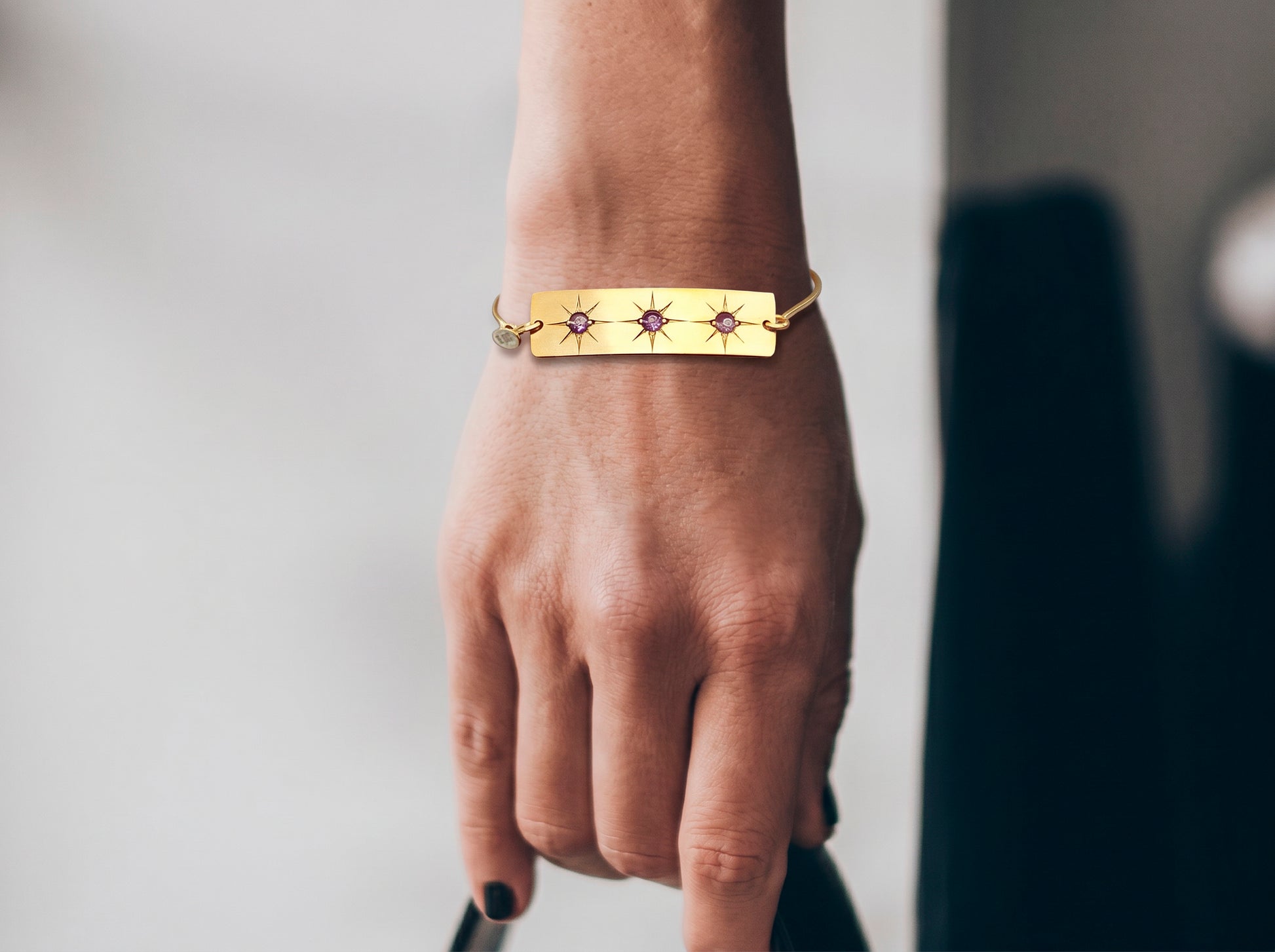 Pulsera artesanal Biji Estrellas con cristales en baño de oro puesta