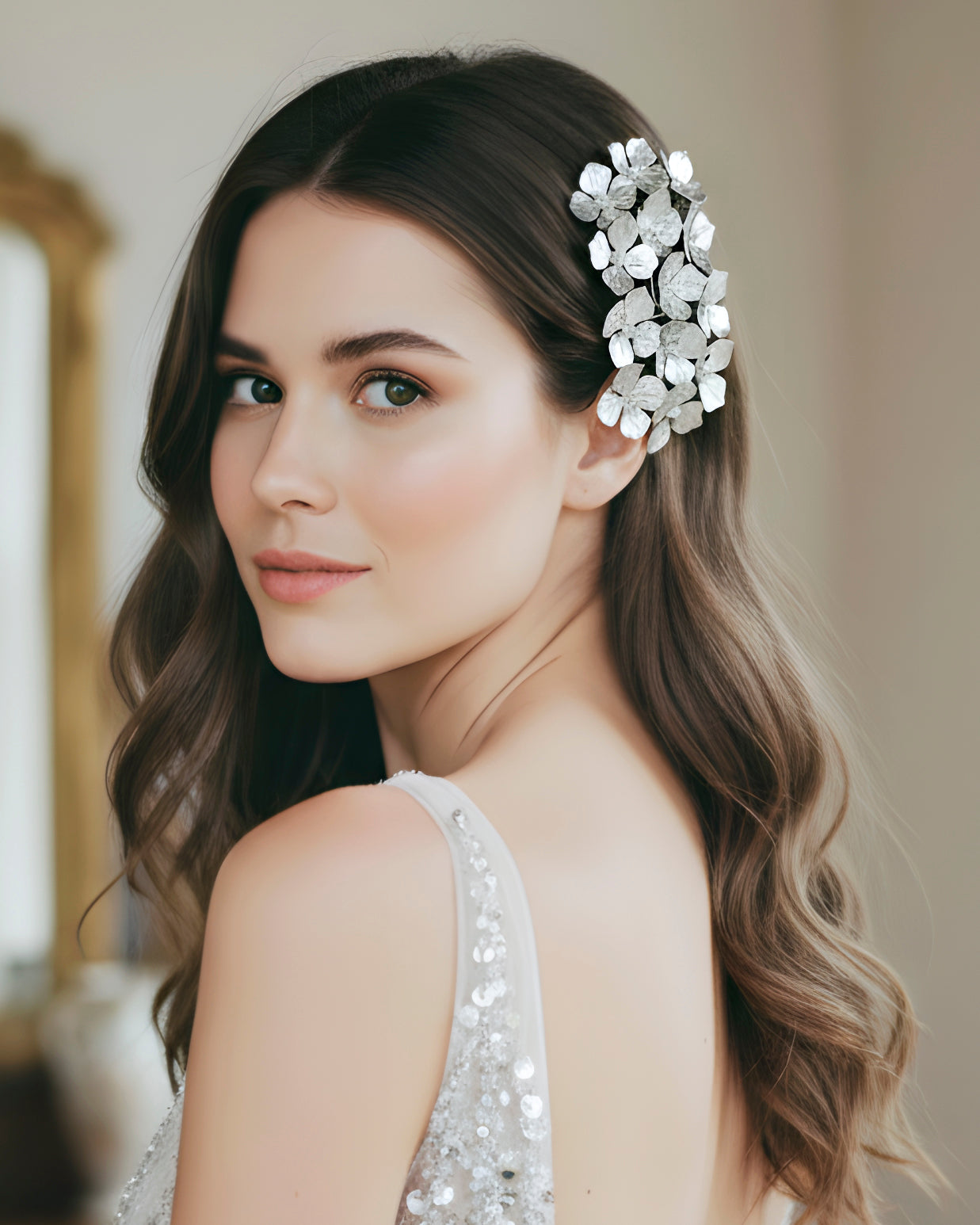 Tocado plateado Hortensia para novia con diseño floral elegante