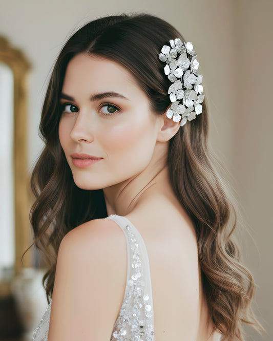 Tocado plateado Hortensia para novia con diseño floral elegante