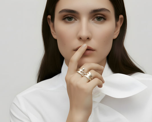 Anillo doble Sin Ti No Soy Nada en plata 925 lucido en los dedos, diseño ajustable que simboliza amor, unión y complicidad entre parejas.