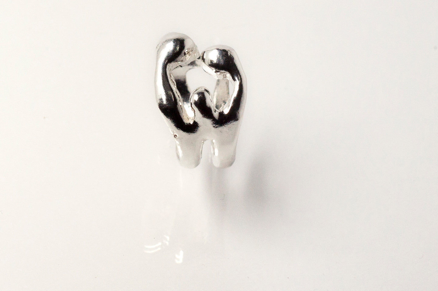 Anillo “Familia” de plata 925 con baño de oro 18k, símbolo de unión y amor familiar, diseño elegante.