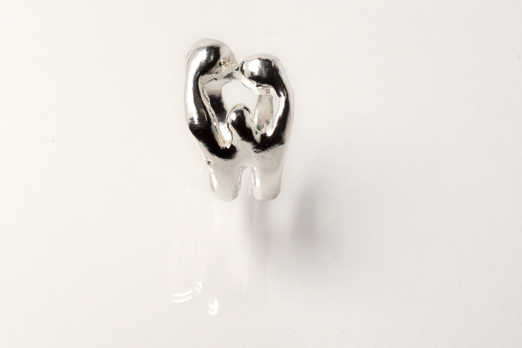 Anillo “Familia” de plata 925 con baño de oro 18k, símbolo de unión y amor familiar, diseño elegante.
