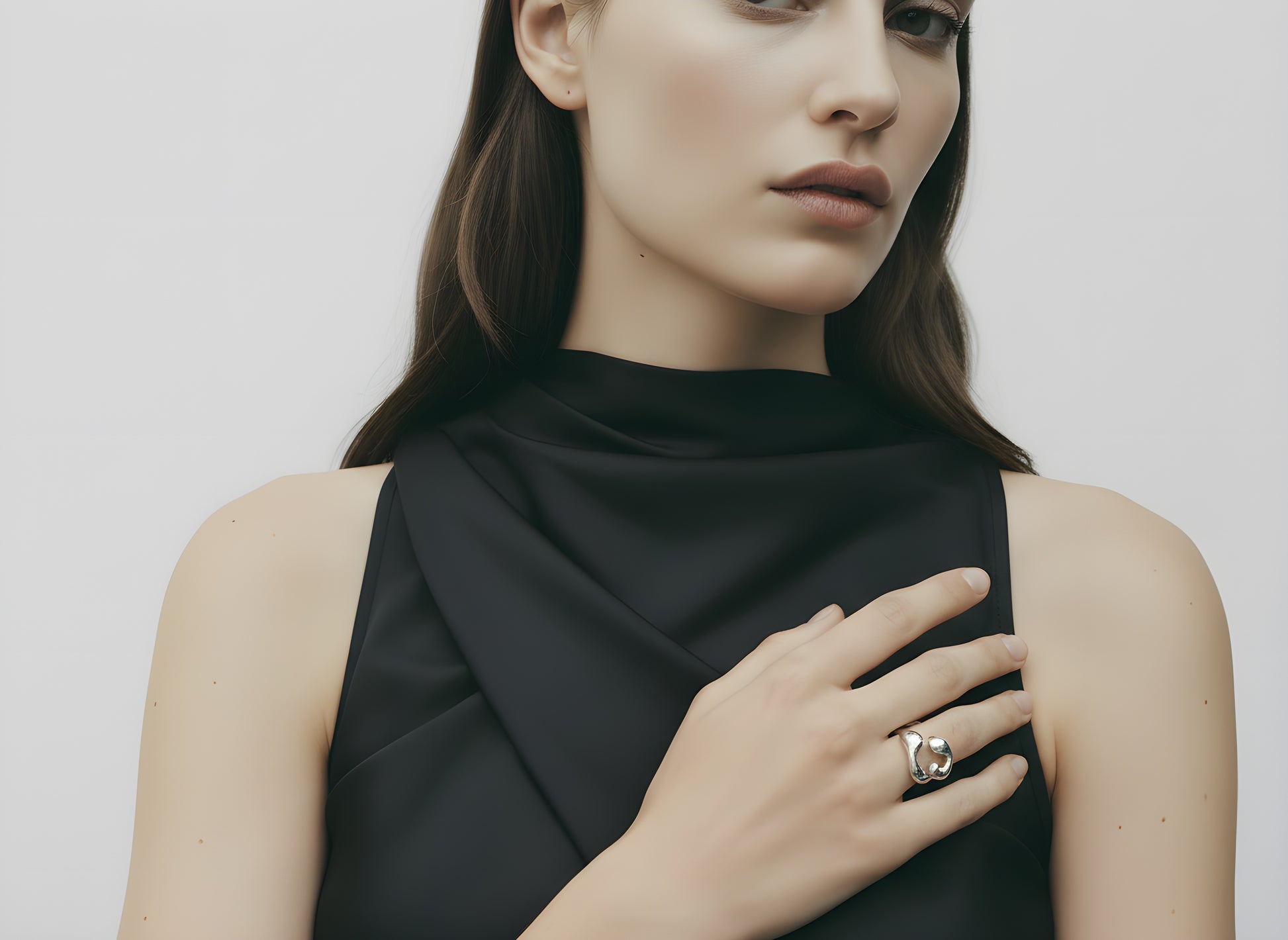 Anillo “Familia” de plata 925 con baño de oro 18k, símbolo de unión y amor familiar, diseño elegante.