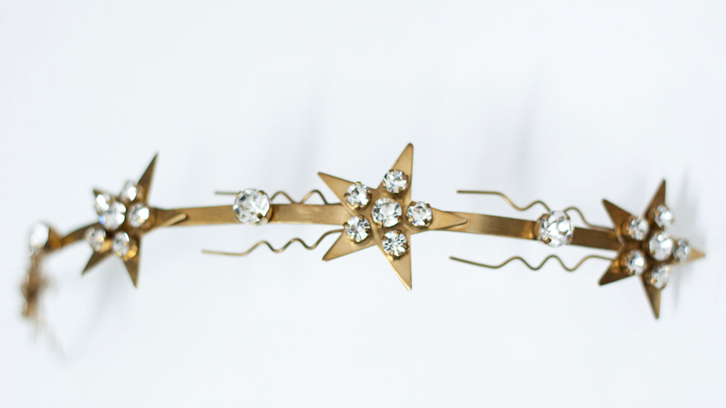Cubre raíz Isadora dorado con estrellas para novia elegante