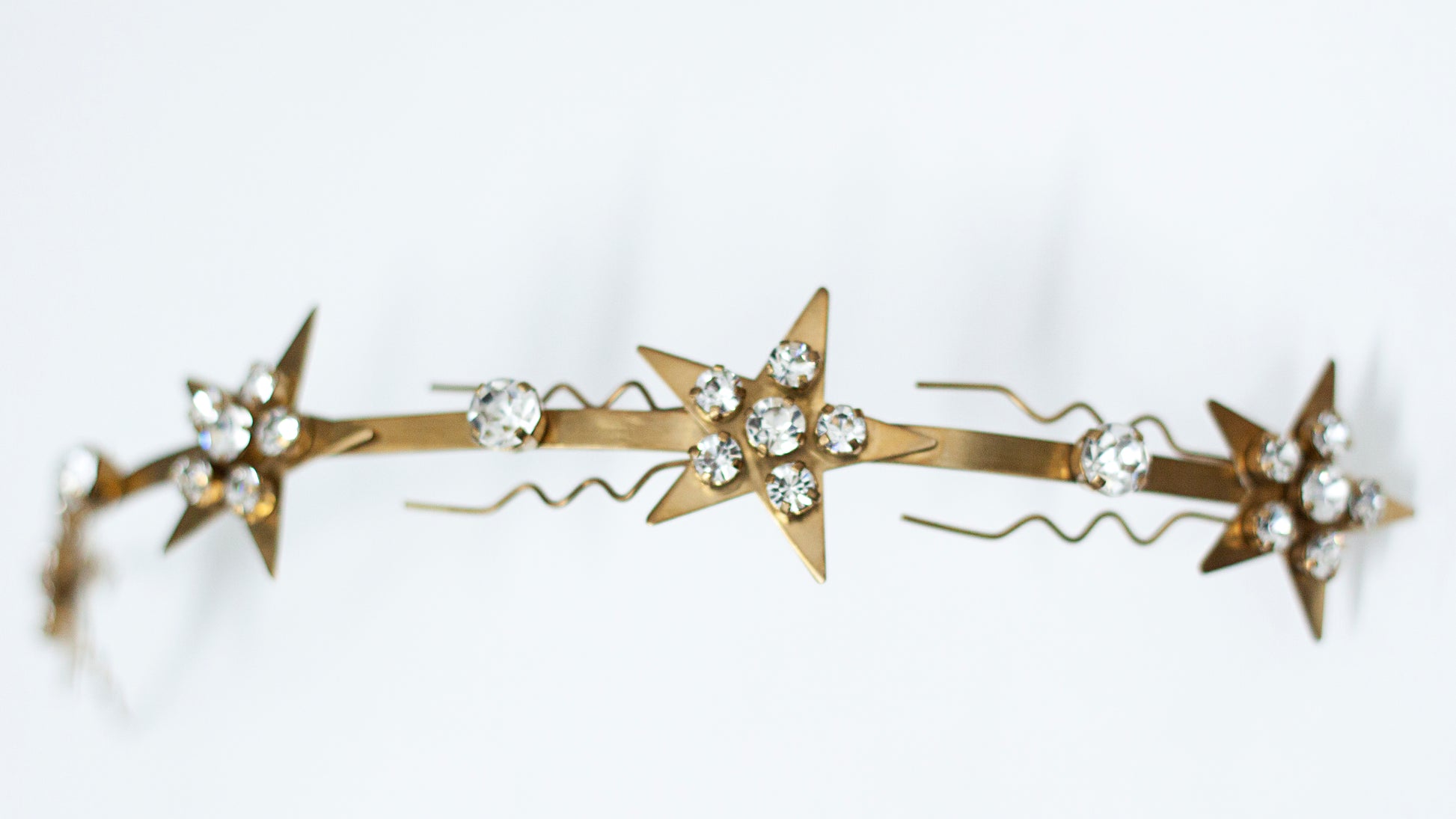 Cubre raíz Isadora dorado con estrellas para novia elegante