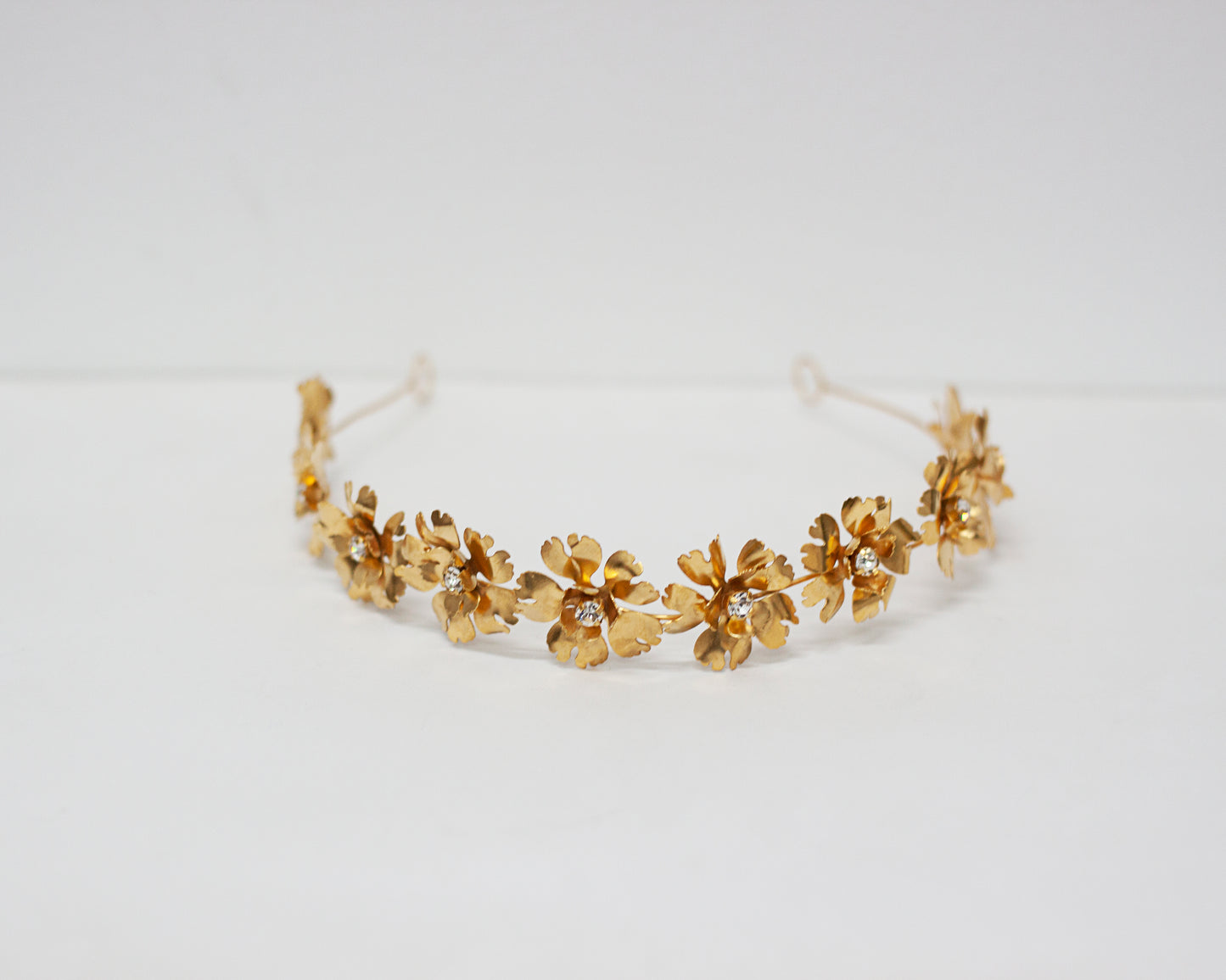 Diadema Aurora artesanal para novia, elegante accesorio para bodas hecho a mano en España