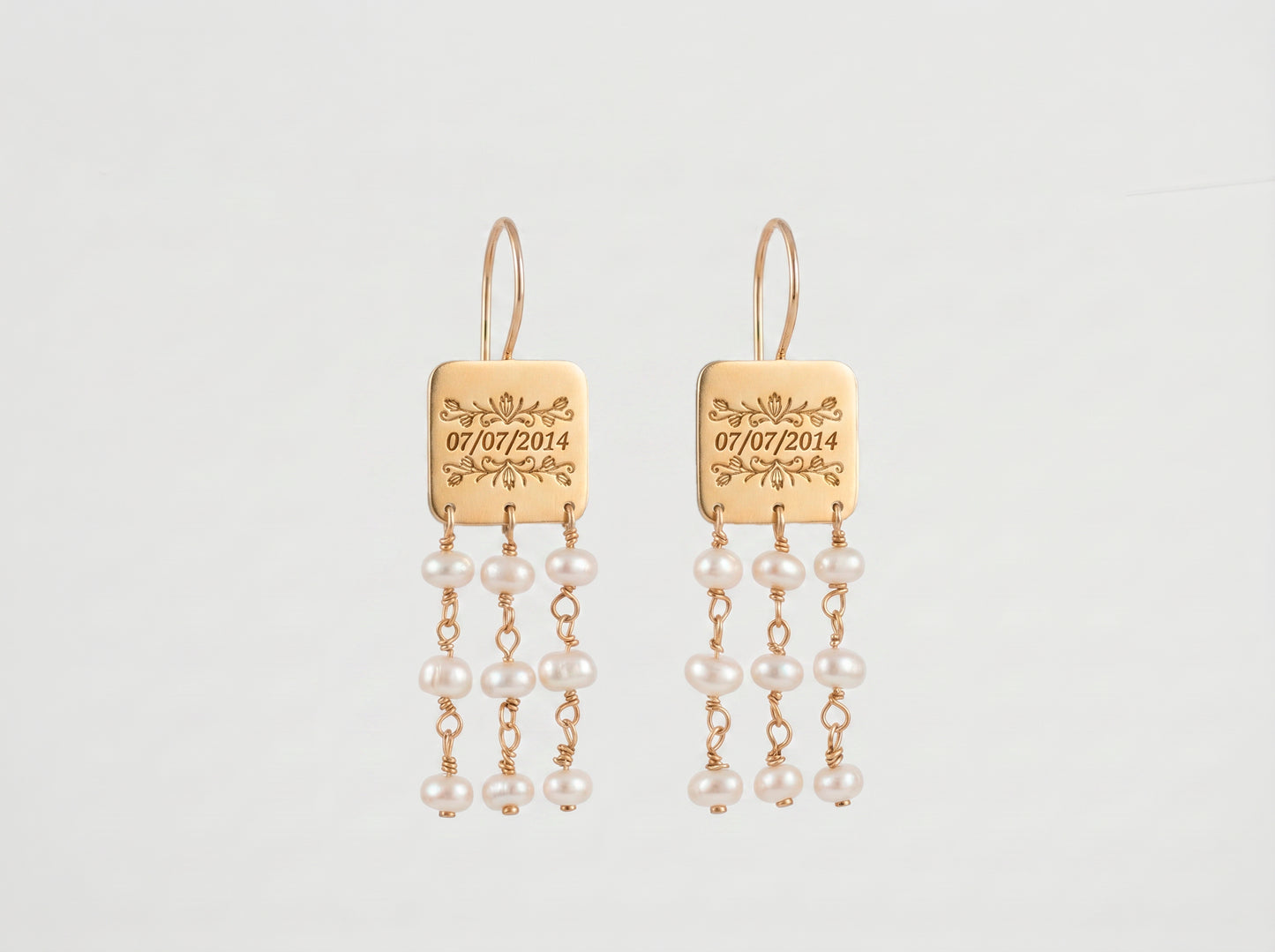 Detalle de pendientes Simone con zona personalizable para grabado único