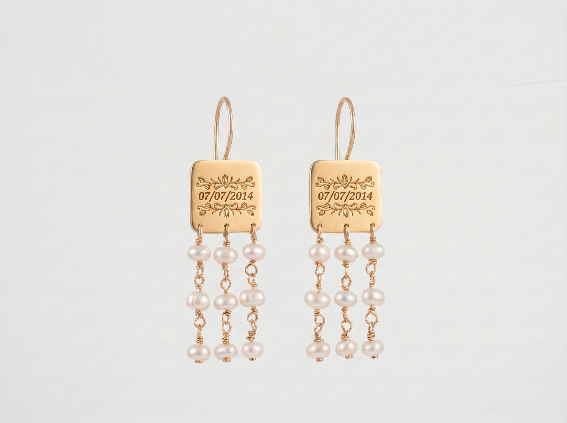 Detalle de pendientes Simone con zona personalizable para grabado único