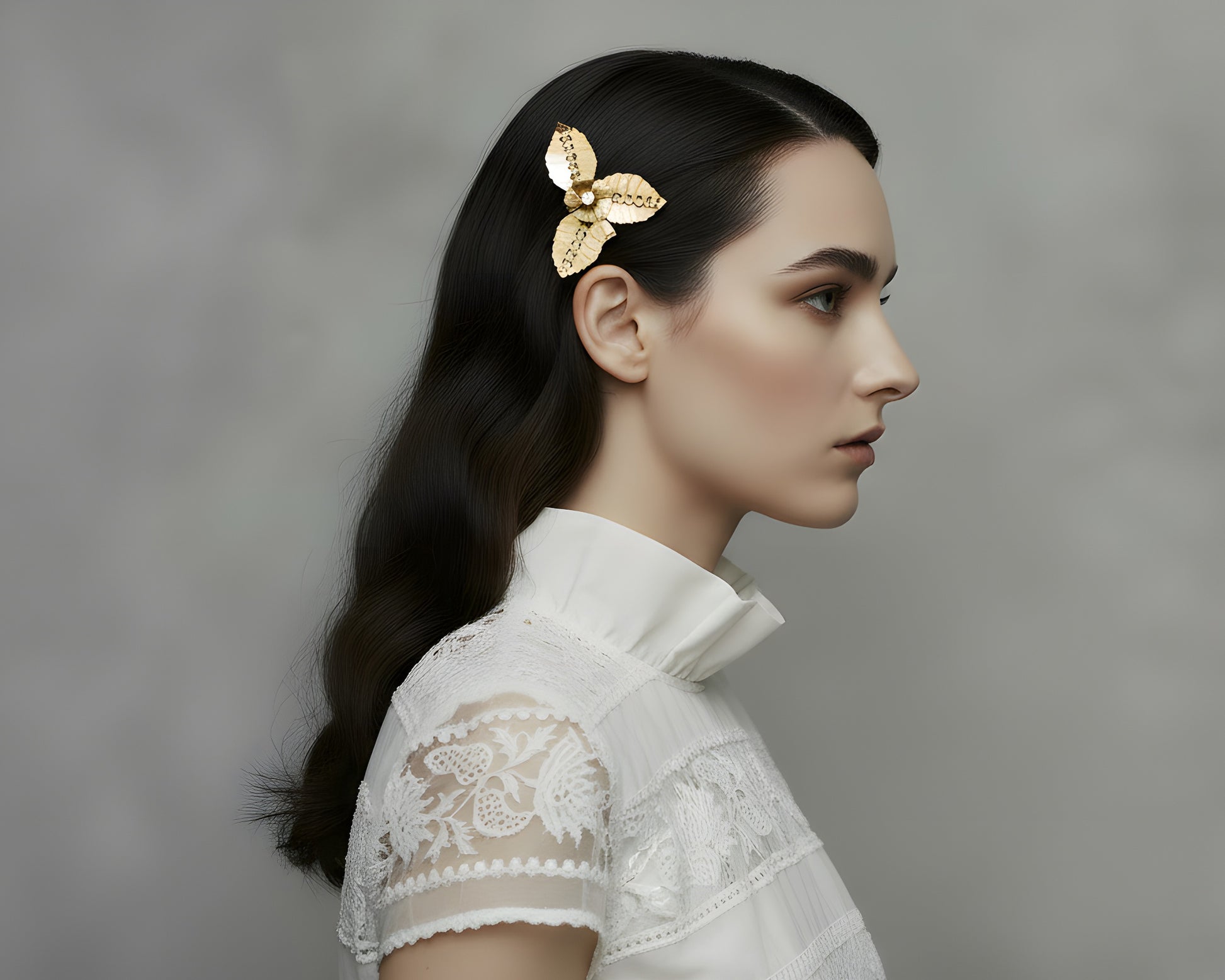 Pinza Ena artesanal para novia, elegante accesorio para bodas hecho a mano en España