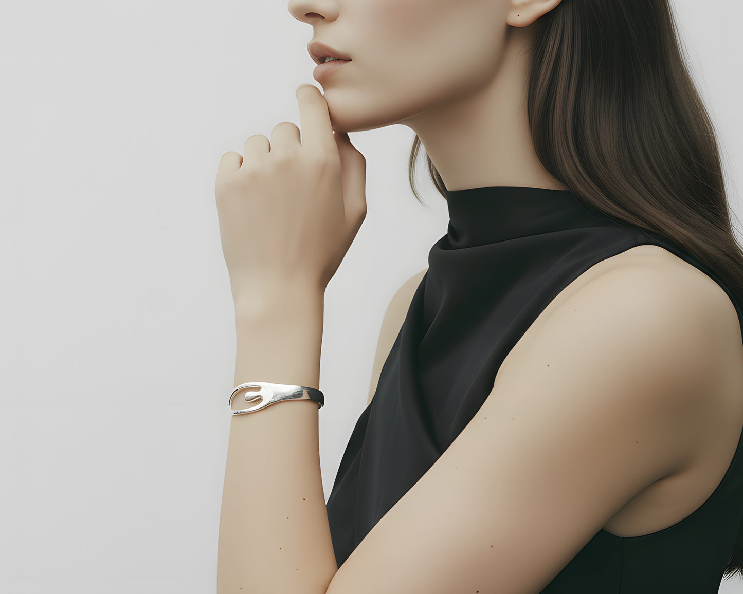 Pulsera Maitia de plata 925 con opción de baño de oro 18k, delicada y simbólica, representando un abrazo eterno y conexión afectiva.