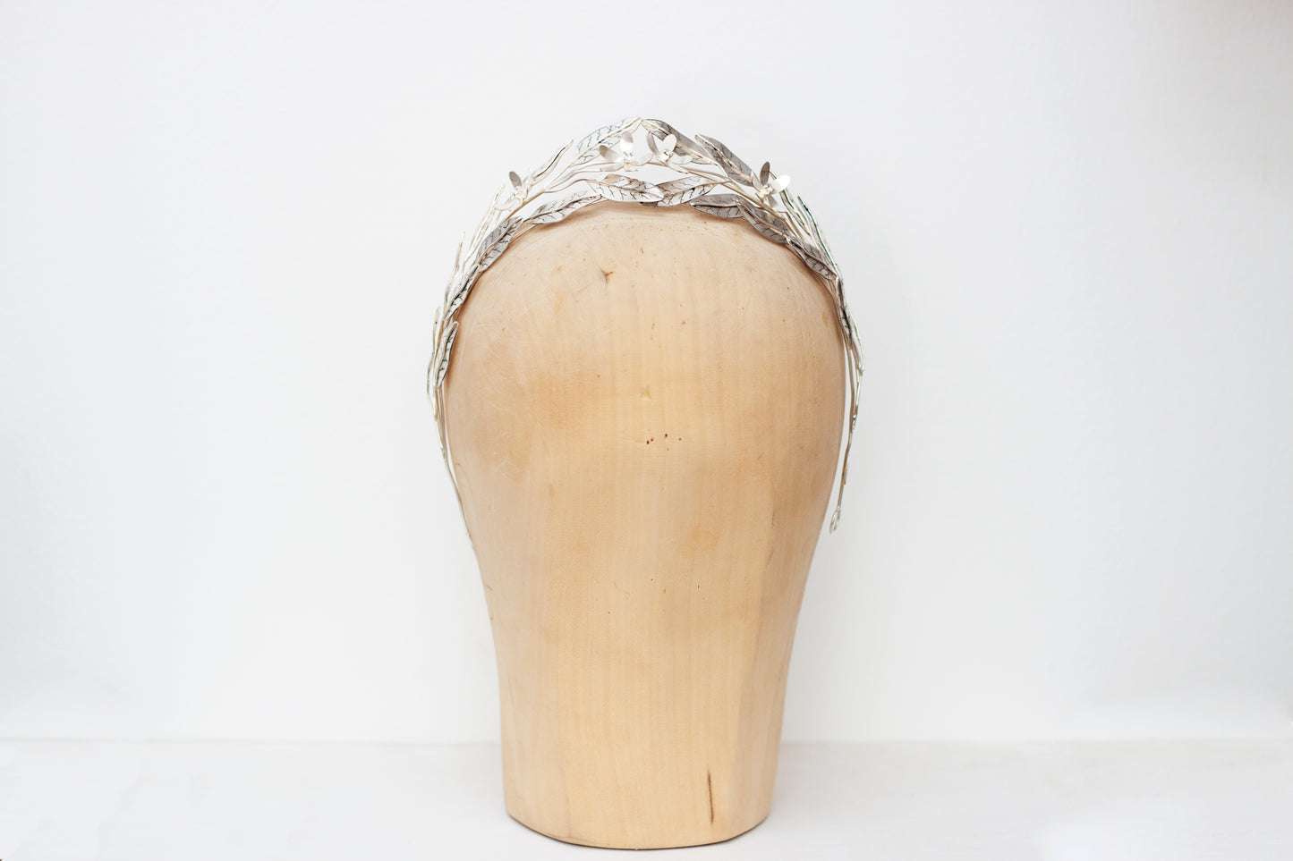 Tiara de novia plateada Ophelia con diseño floral artesanal