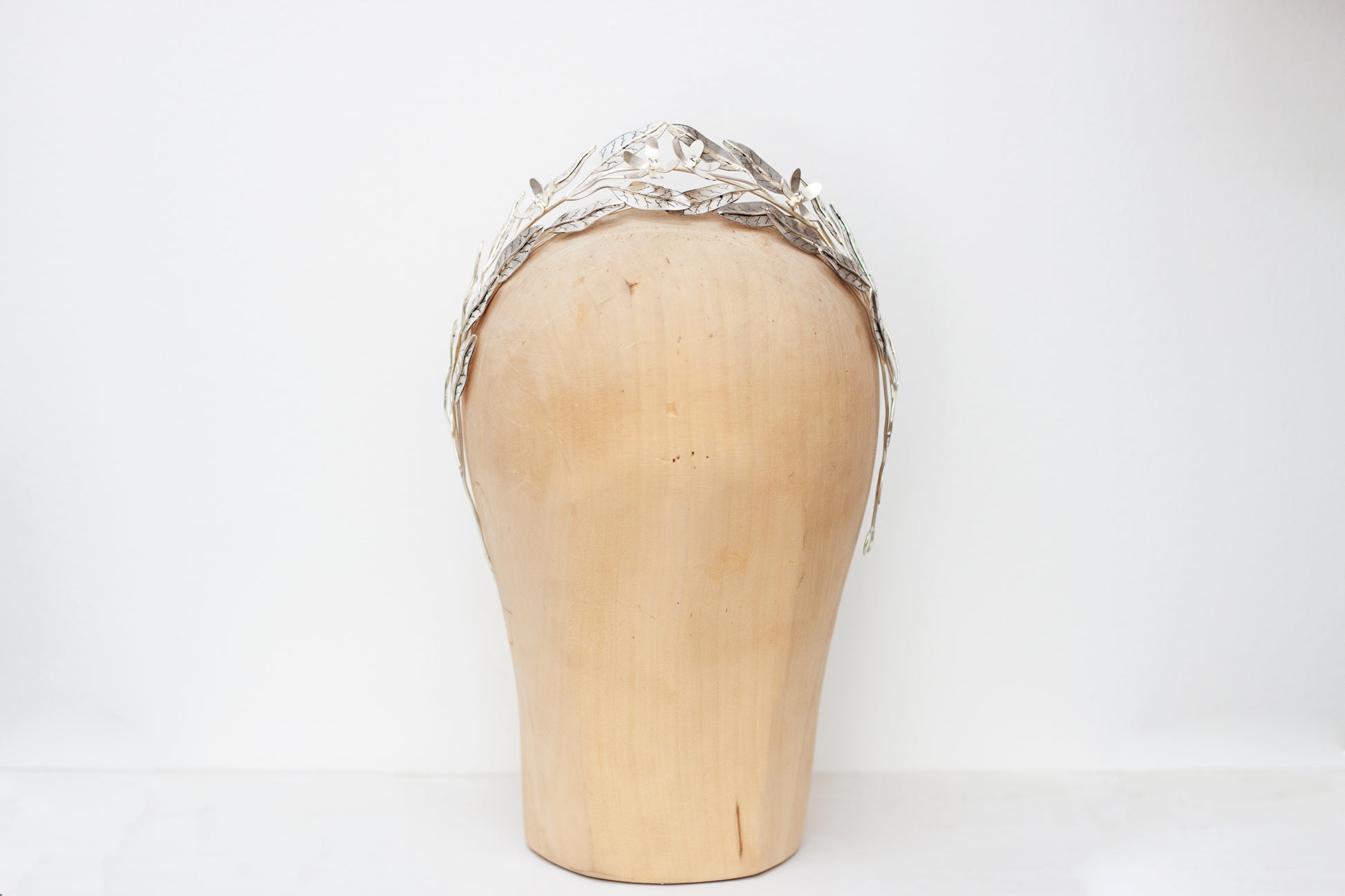Tiara de novia plateada Ophelia con diseño floral artesanal
