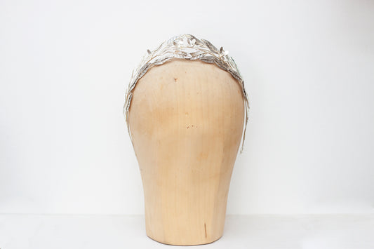 Tiara de novia plateada Ophelia con diseño floral artesanal